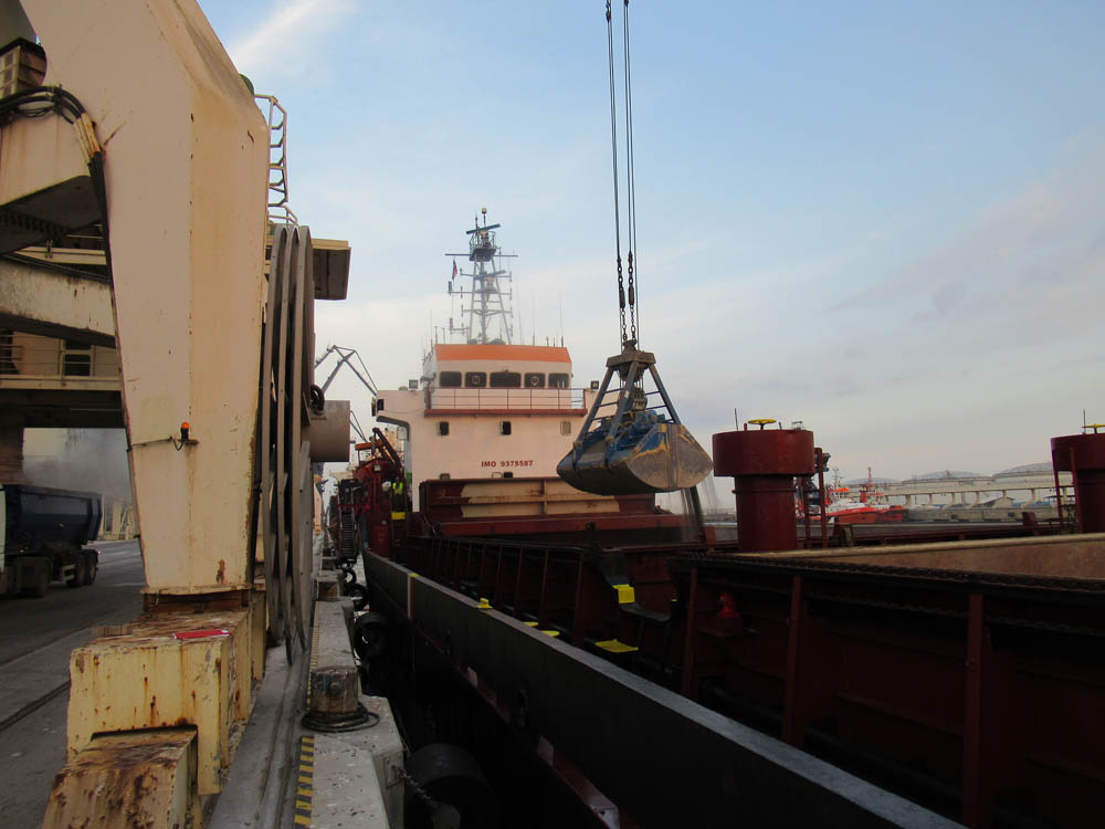 Rock phosphate loading and vessel logistics